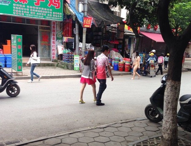 桂林街头惊现裸奔女160 / 作者:随意看天下 / 帖子ID:101304