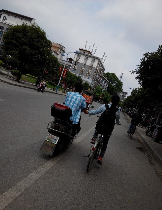 ”哥们，发短信给谁呢？”——恭中学生 默契情侣932 / 作者:山楂糖 / 帖子ID:101329