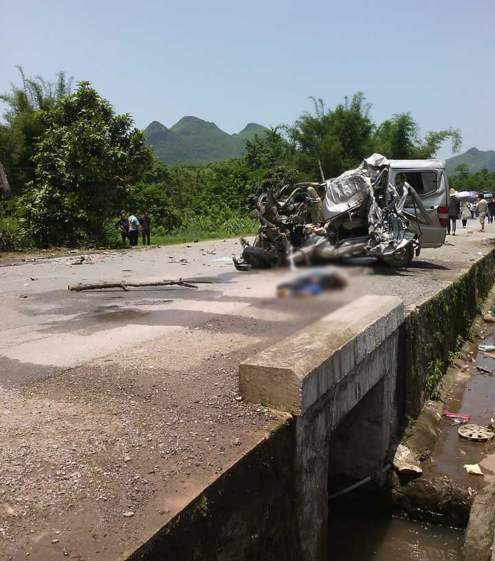恭城县高州路段发生重大交通事故 交通一度瘫痪477 / 作者:穷人 / 帖子ID:101625