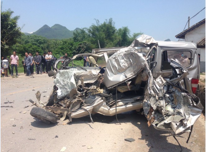 恭城县高州路段发生重大交通事故 交通一度瘫痪811 / 作者:恭城无聊人 / 帖子ID:101625
