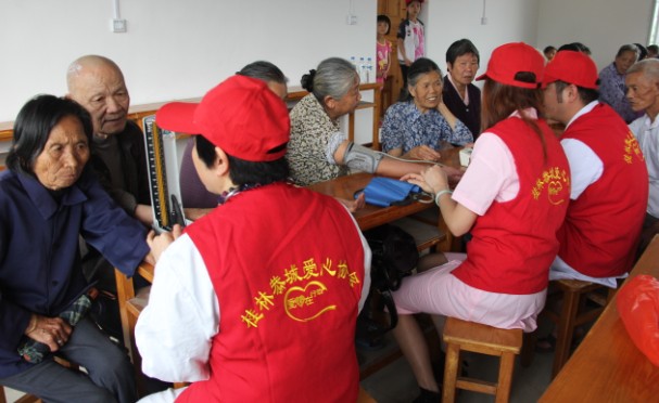 恭城爱心公益协会义工走进敬老院760 / 作者:社区小编 / 帖子ID:101812