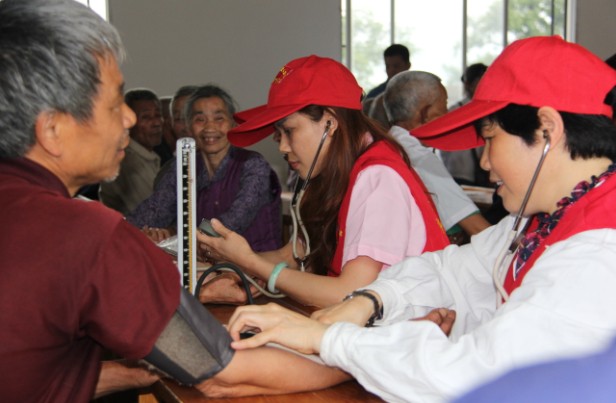 恭城爱心公益协会义工走进敬老院292 / 作者:社区小编 / 帖子ID:101812