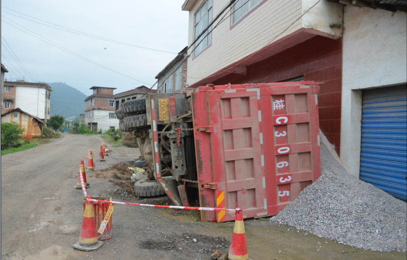 平安乡回头寨侧翻货车：一车碎石 冲进家门759 / 作者:山楂糖 / 帖子ID:101892