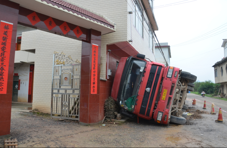 平安乡回头寨侧翻货车：一车碎石 冲进家门951 / 作者:山楂糖 / 帖子ID:101892