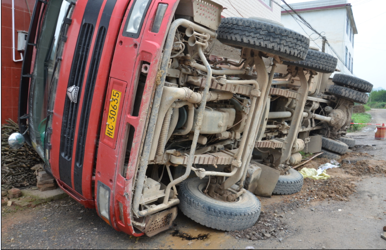 平安乡回头寨侧翻货车：一车碎石 冲进家门500 / 作者:山楂糖 / 帖子ID:101892