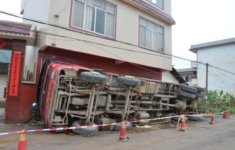 平安乡回头寨侧翻货车：一车碎石 冲进家门624 / 作者:山楂糖 / 帖子ID:101892