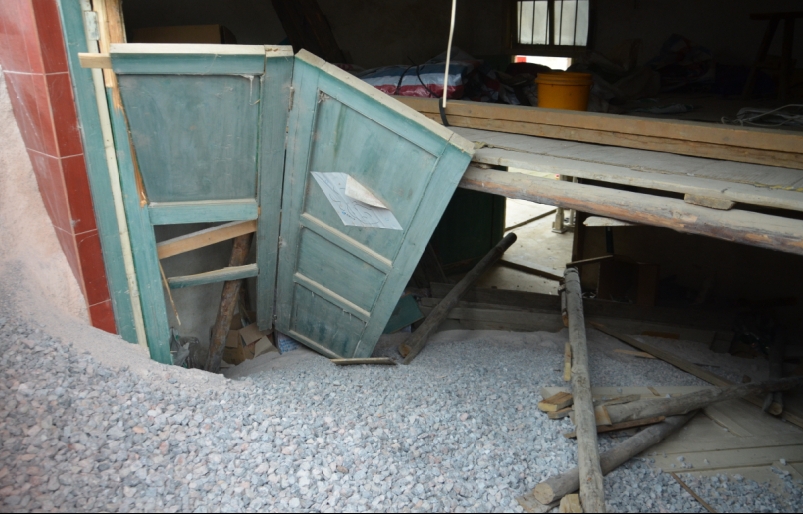 平安乡回头寨侧翻货车：一车碎石 冲进家门646 / 作者:山楂糖 / 帖子ID:101892