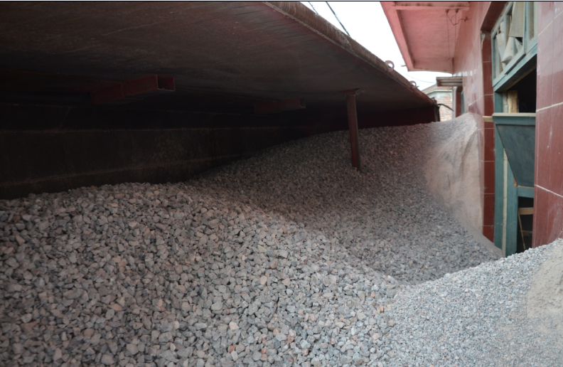 平安乡回头寨侧翻货车：一车碎石 冲进家门938 / 作者:山楂糖 / 帖子ID:101892