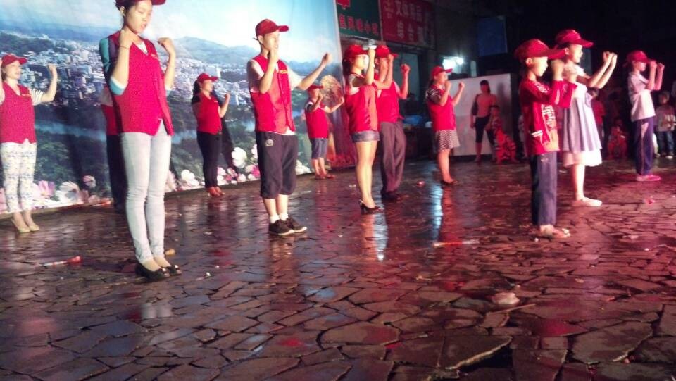 爱心公益协会《感恩的心》手语舞获好评888 / 作者:叶云 / 帖子ID:101995