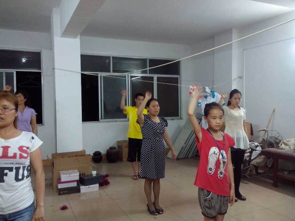 爱心公益协会《感恩的心》手语舞获好评899 / 作者:叶云 / 帖子ID:101995