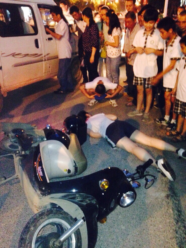 广场路段车祸，电动车女车主当场昏迷392 / 作者:社区小编 / 帖子ID:102053