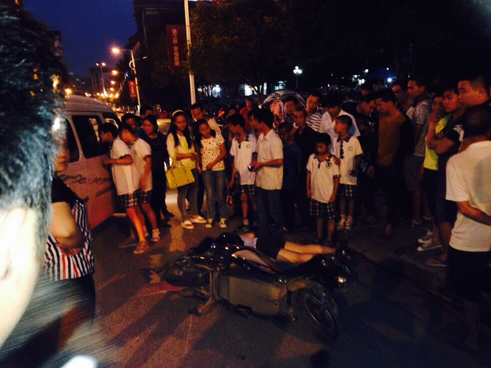 广场路段车祸，电动车女车主当场昏迷664 / 作者:社区小编 / 帖子ID:102053