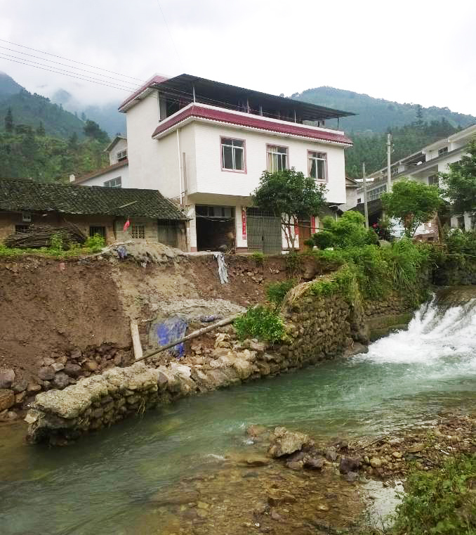 恭城：洪水致公路交通中断 多部门联合抗洪抢险381 / 作者:社区小编 / 帖子ID:102144