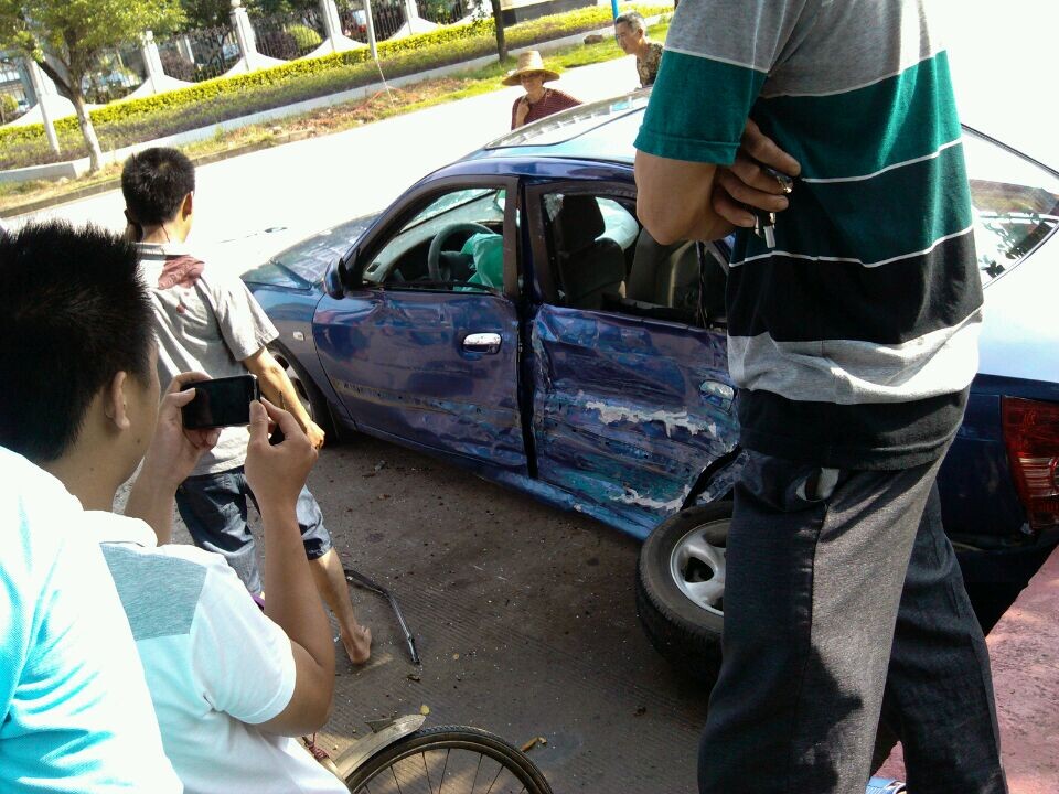 恭城下里洞加油站大巴车撞小车 惨！815 / 作者:社区小编 / 帖子ID:102160