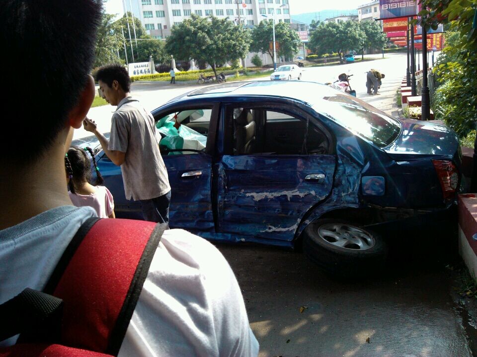 恭城下里洞加油站大巴车撞小车 惨！900 / 作者:社区小编 / 帖子ID:102160