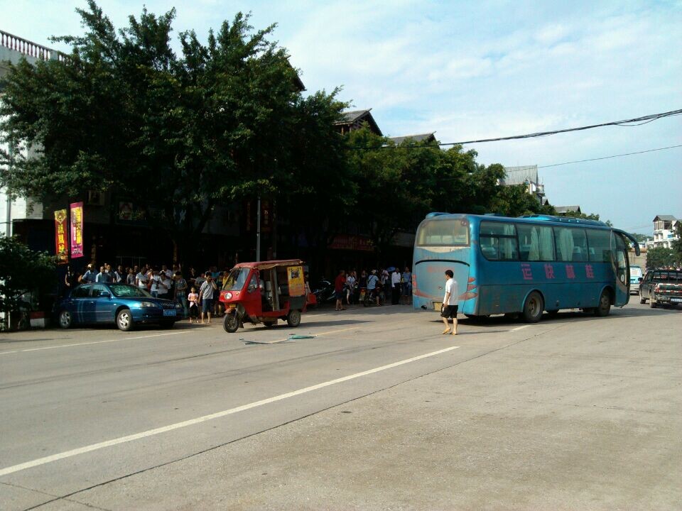 恭城下里洞加油站大巴车撞小车 惨！234 / 作者:社区小编 / 帖子ID:102160