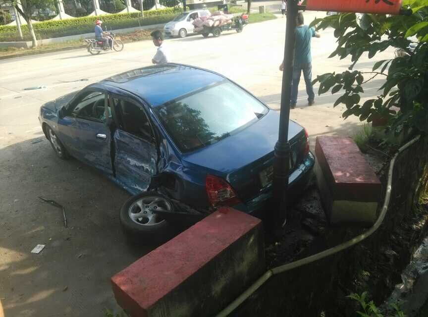 恭城下里洞加油站大巴车撞小车 惨！384 / 作者:社区小编 / 帖子ID:102160