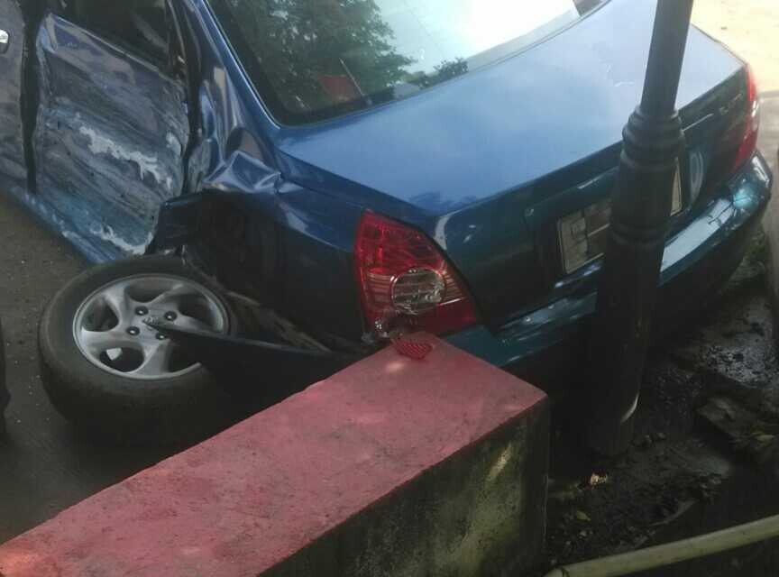 恭城下里洞加油站大巴车撞小车 惨！457 / 作者:社区小编 / 帖子ID:102160