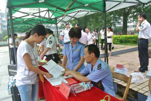 恭城县工商局积极参与“食品安全宣传周”活动409 / 作者:社区小编 / 帖子ID:102433