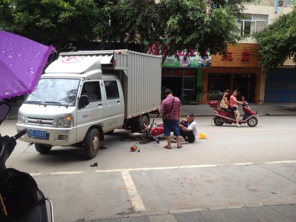 追尾了  汽车街道掉头，害苦的摩托大爷99 / 作者:恭城人 / 帖子ID:102671