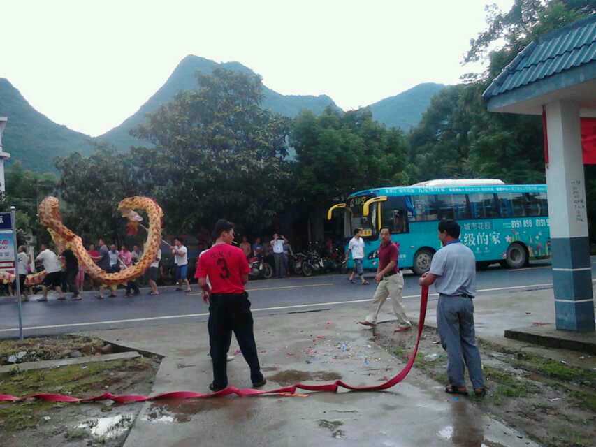 26日苔塘村公交车隆重开通218 / 作者:迷彩的世界 / 帖子ID:102705