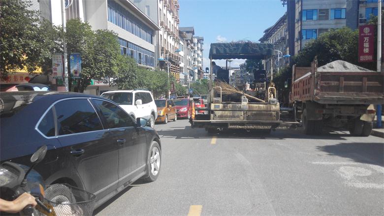 恭城城市破损路段开始施工修补151 / 作者:北辰 / 帖子ID:102976