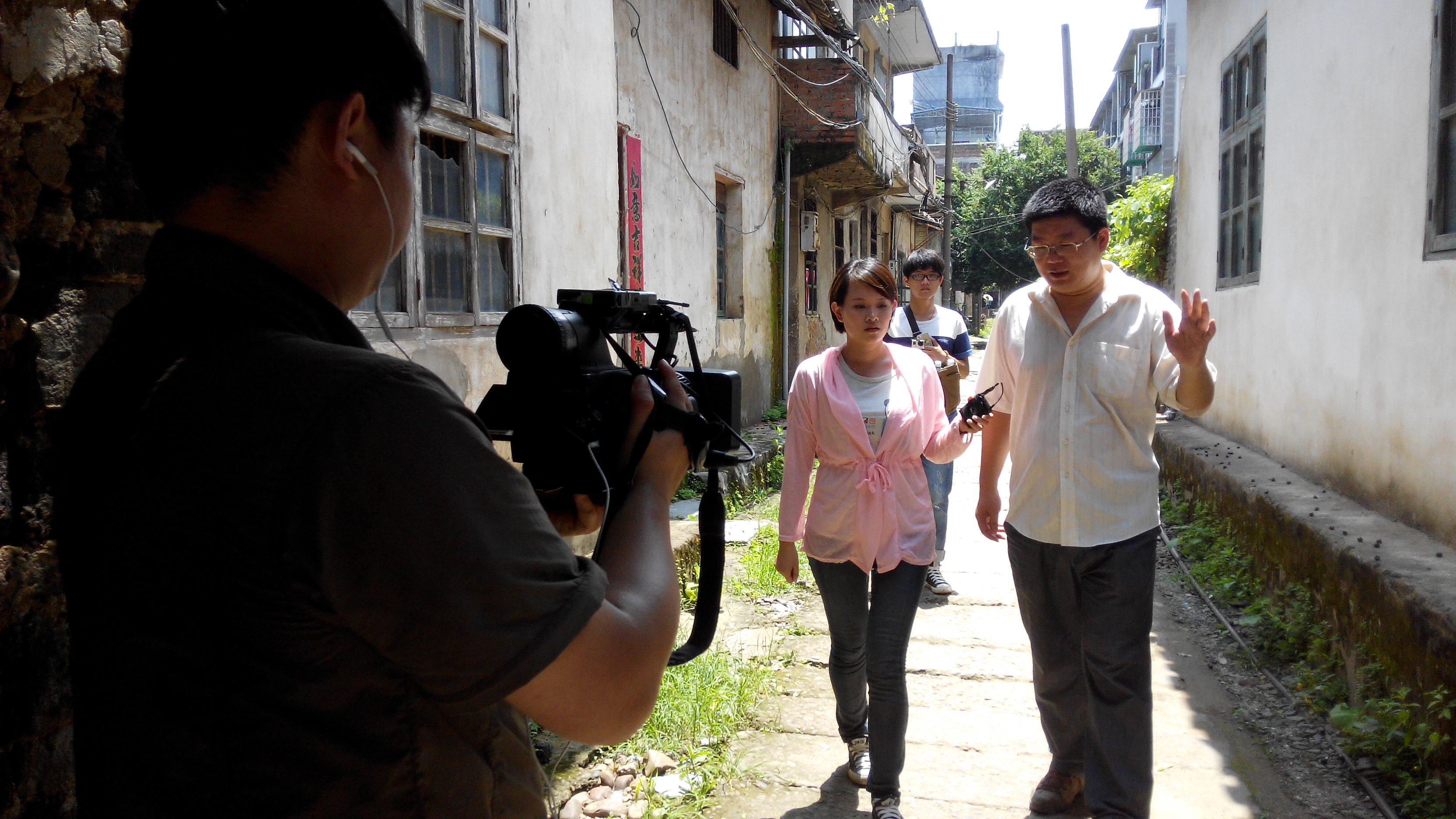 桂林电视台《板路》栏目组到恭城“走古村 ” 人文版主箩筐特邀出镜讲解702 / 作者:北辰 / 帖子ID:103029