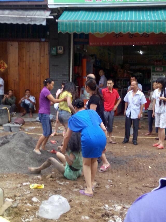 加会闹子日原配暴打小三引群主围观275 / 作者:七上八下 / 帖子ID:103480