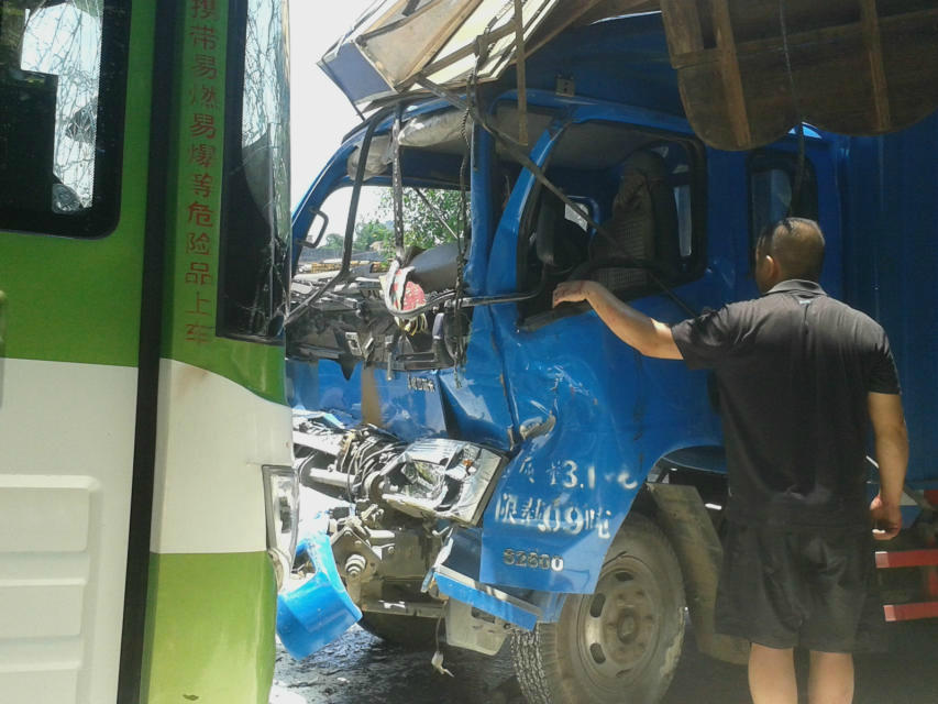 平乐公交车几牛掰·一个月撞几次·976 / 作者:罗少爷 / 帖子ID:103820