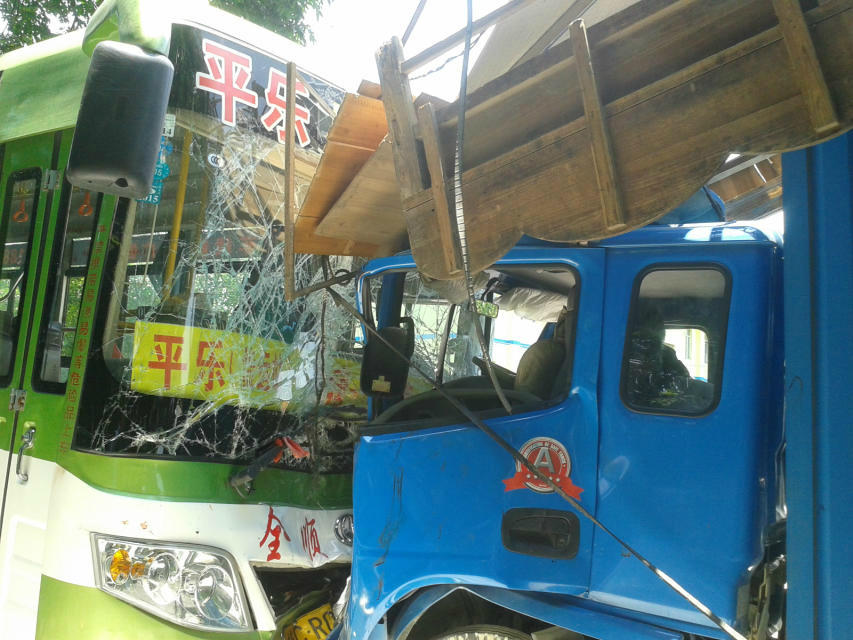 平乐公交车几牛掰·一个月撞几次·733 / 作者:罗少爷 / 帖子ID:103820