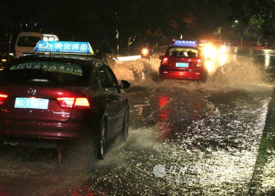 雷雨大风突袭桂林 道路积水10米大树倒塌701 / 作者:欧耶 / 帖子ID:103891