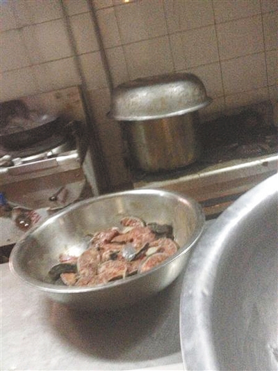 记者卧底汉丽轩烤肉店：食客“口水肉” 转手回餐桌--转贴574 / 作者:键盘上的音符 / 帖子ID:103914