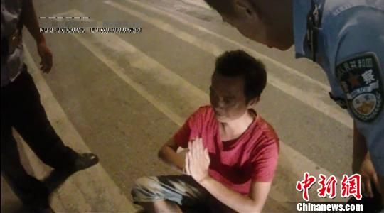 南宁失恋男女丑态：男子打坐拜佛 女子踢打协警879 / 作者:花开似花落、 / 帖子ID:104148