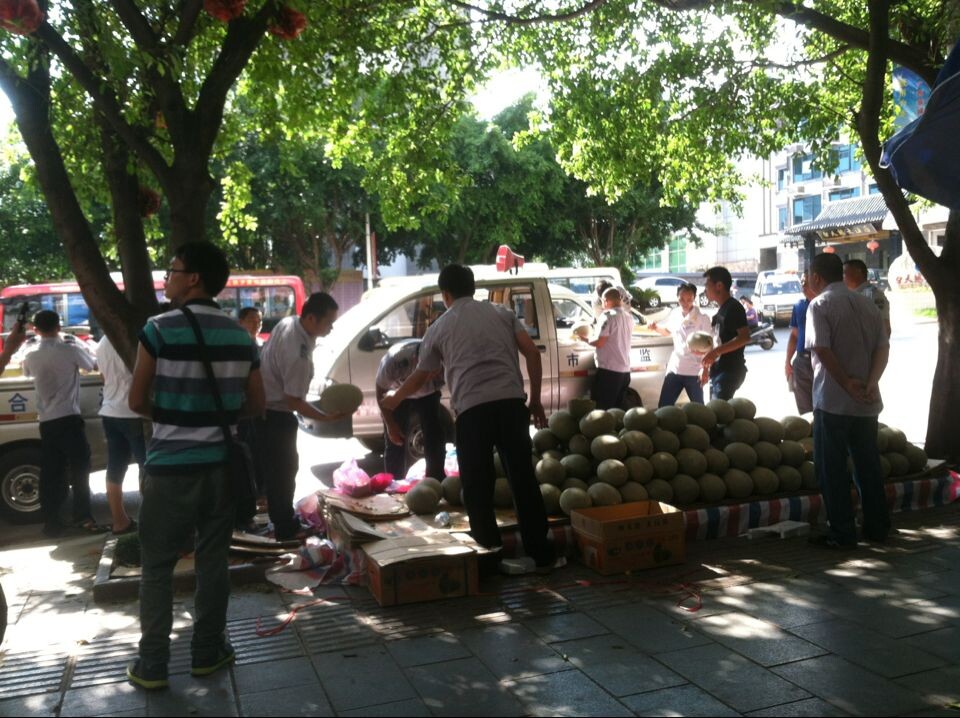 （更新）新疆人来了！恭城十字街新疆人强行占道卖哈密瓜！！565 / 作者:穷人 / 帖子ID:104523