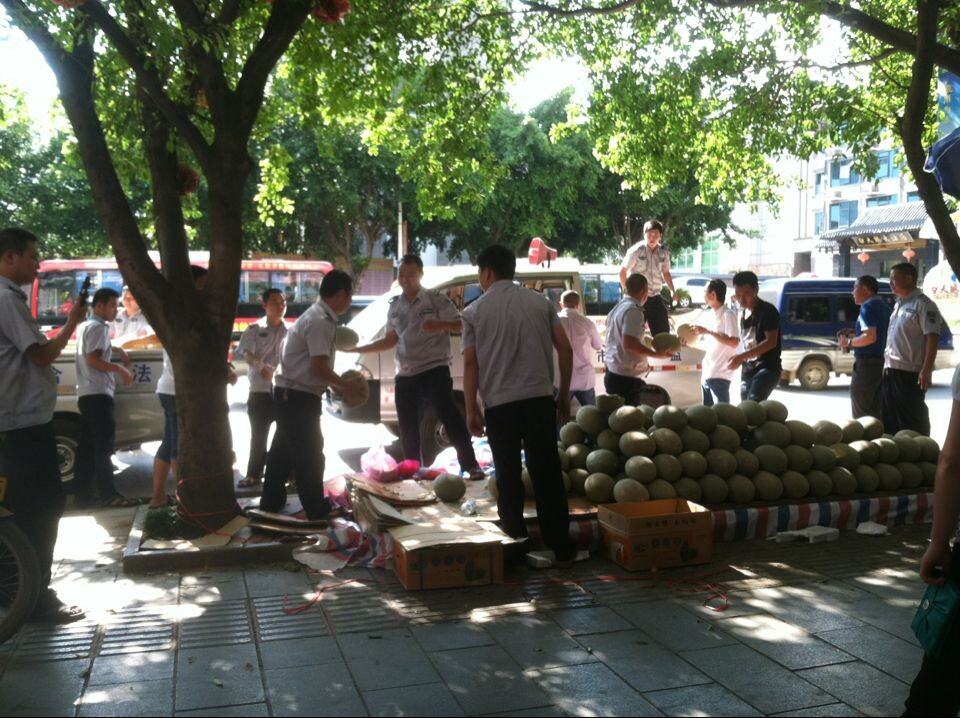 （更新）新疆人来了！恭城十字街新疆人强行占道卖哈密瓜！！709 / 作者:穷人 / 帖子ID:104523