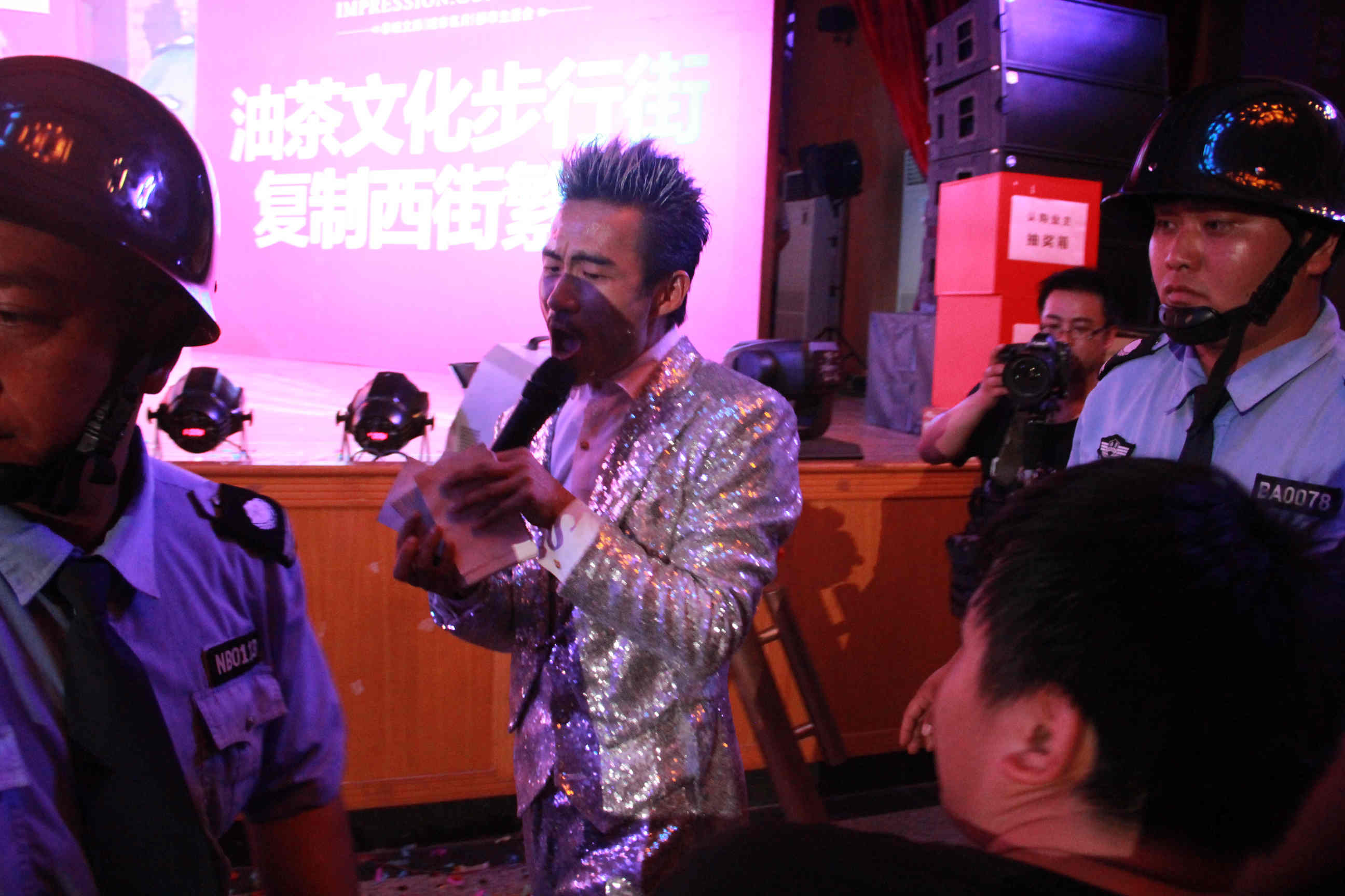 财茂.印象恭城开盘庆典晚会 “天王”助阵，还有女神，全程照片大放送![组图]141 / 作者:520摄影记者 / 帖子ID:104649