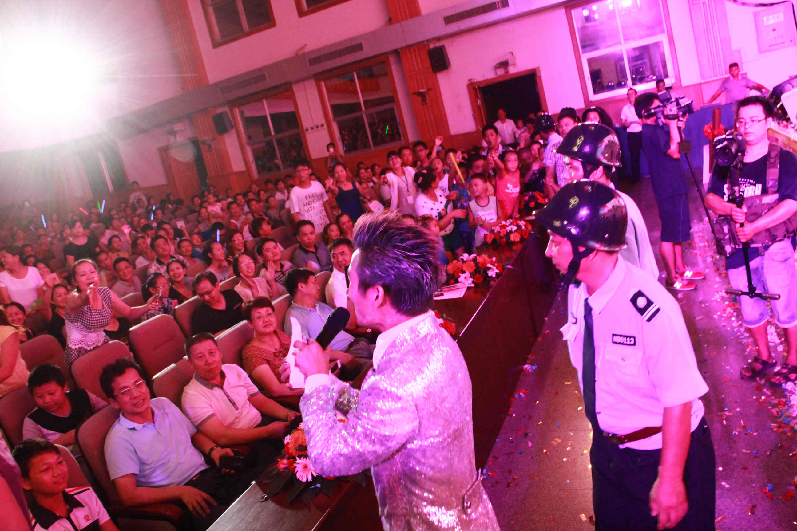 财茂.印象恭城开盘庆典晚会 “天王”助阵，还有女神，全程照片大放送![组图]800 / 作者:520摄影记者 / 帖子ID:104649