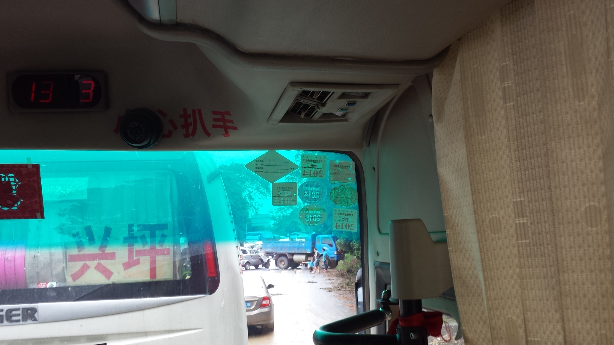 阳朔杨堤路口发生车祸，交通堵塞42 / 作者:风油精 / 帖子ID:104669