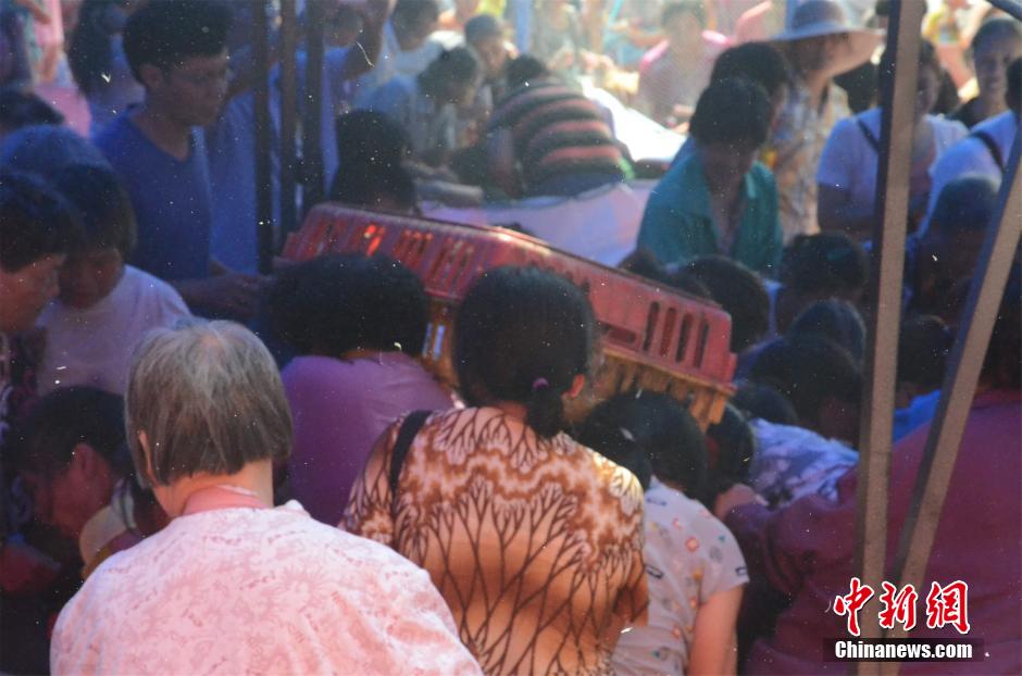 南宁开发商“抓鸡”活动引市民哄抢场面激烈413 / 作者:小天我鸟 / 帖子ID:104778