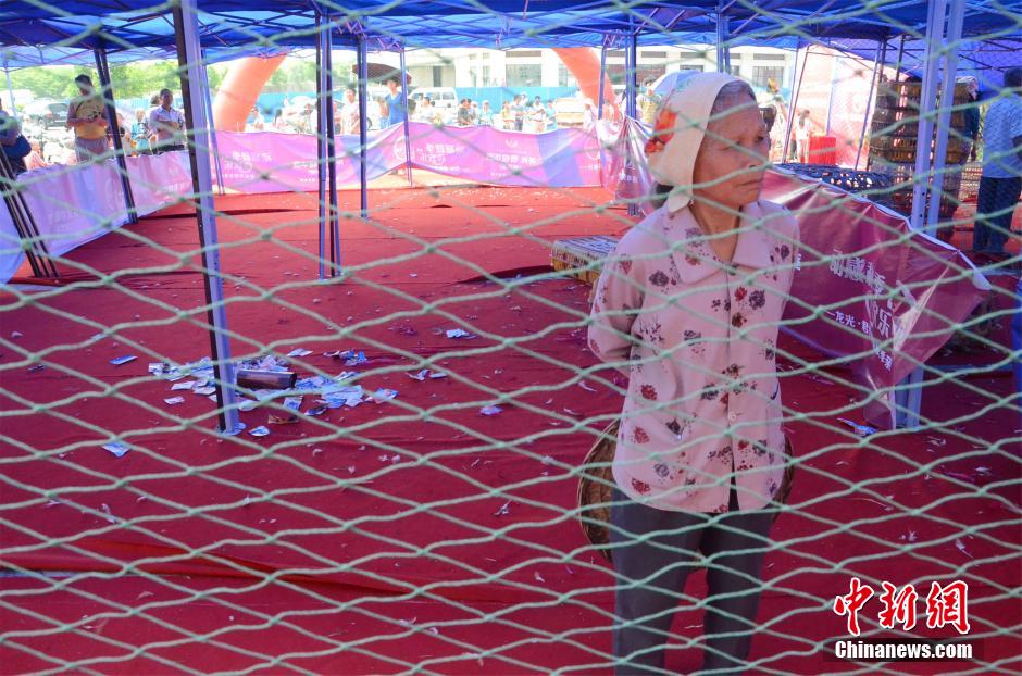 南宁开发商“抓鸡”活动引市民哄抢场面激烈703 / 作者:小天我鸟 / 帖子ID:104778