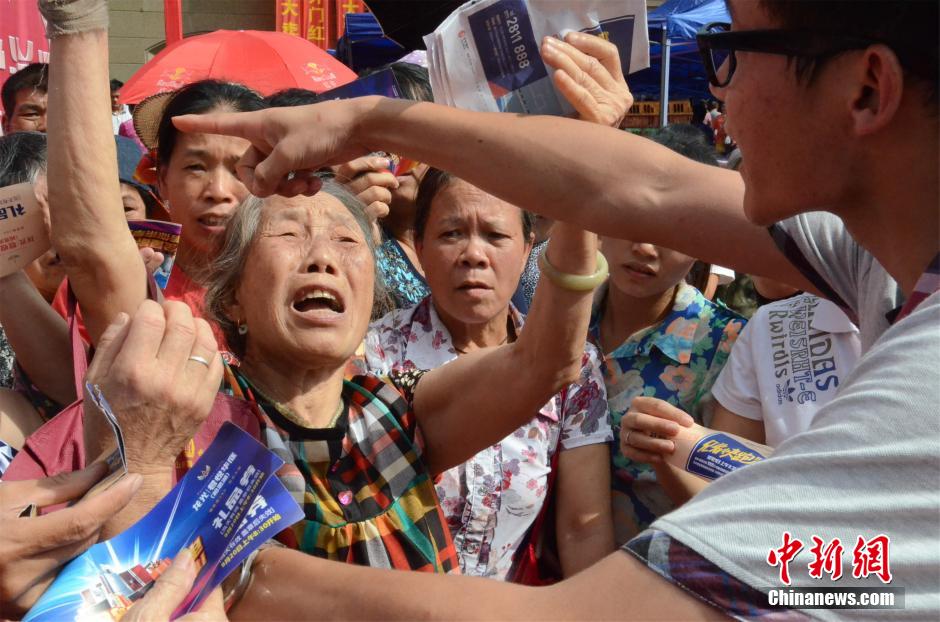 南宁开发商“抓鸡”活动引市民哄抢场面激烈820 / 作者:小天我鸟 / 帖子ID:104778