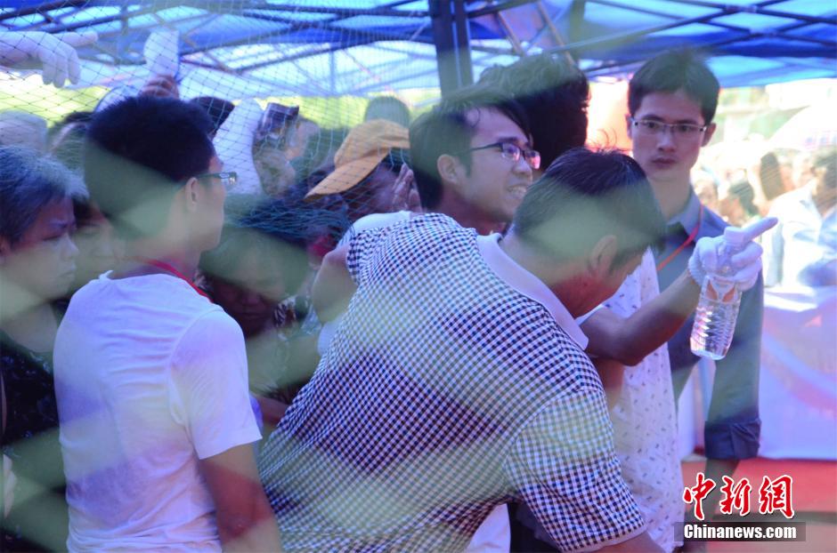 南宁开发商“抓鸡”活动引市民哄抢场面激烈728 / 作者:小天我鸟 / 帖子ID:104778