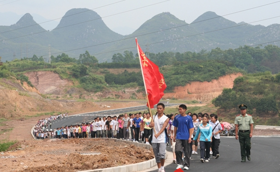 恭城瑶族自治县消防为恭城中学800名新生进行军训662 / 作者:穷人 / 帖子ID:104906