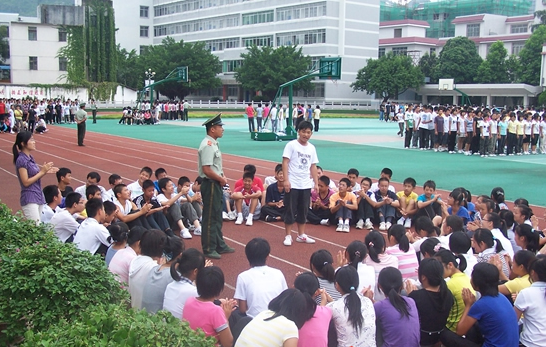 恭城瑶族自治县消防为恭城中学800名新生进行军训735 / 作者:穷人 / 帖子ID:104906