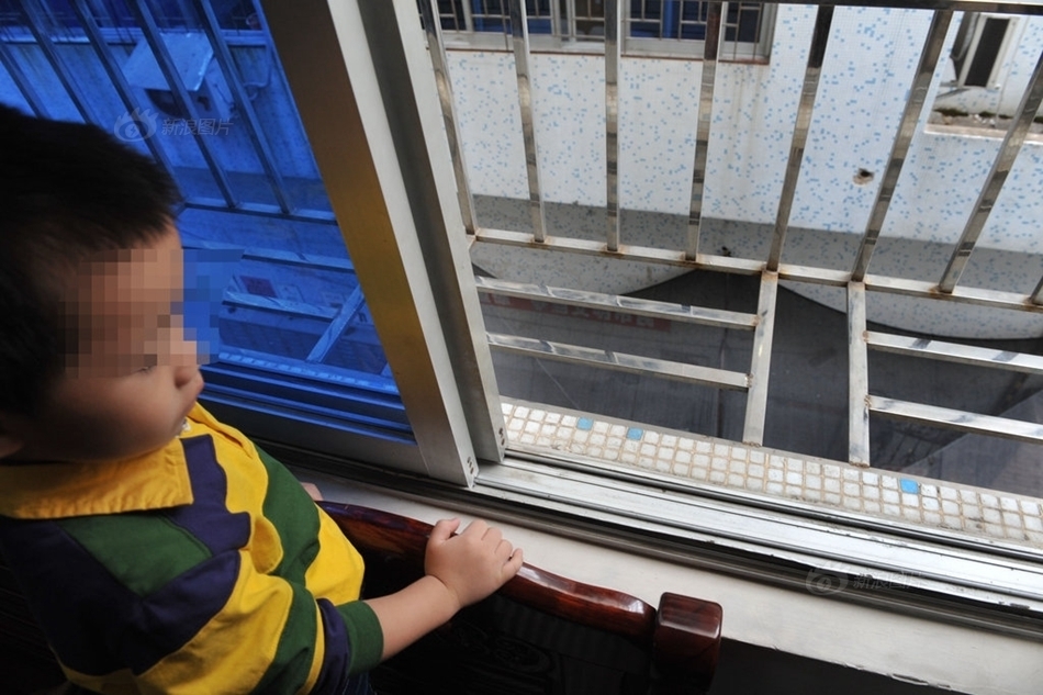 现在的小孩太马拉啦！防盗网窗都能跌下去，大人家看来要管好自家的小孩了！368 / 作者:红通通 / 帖子ID:105026