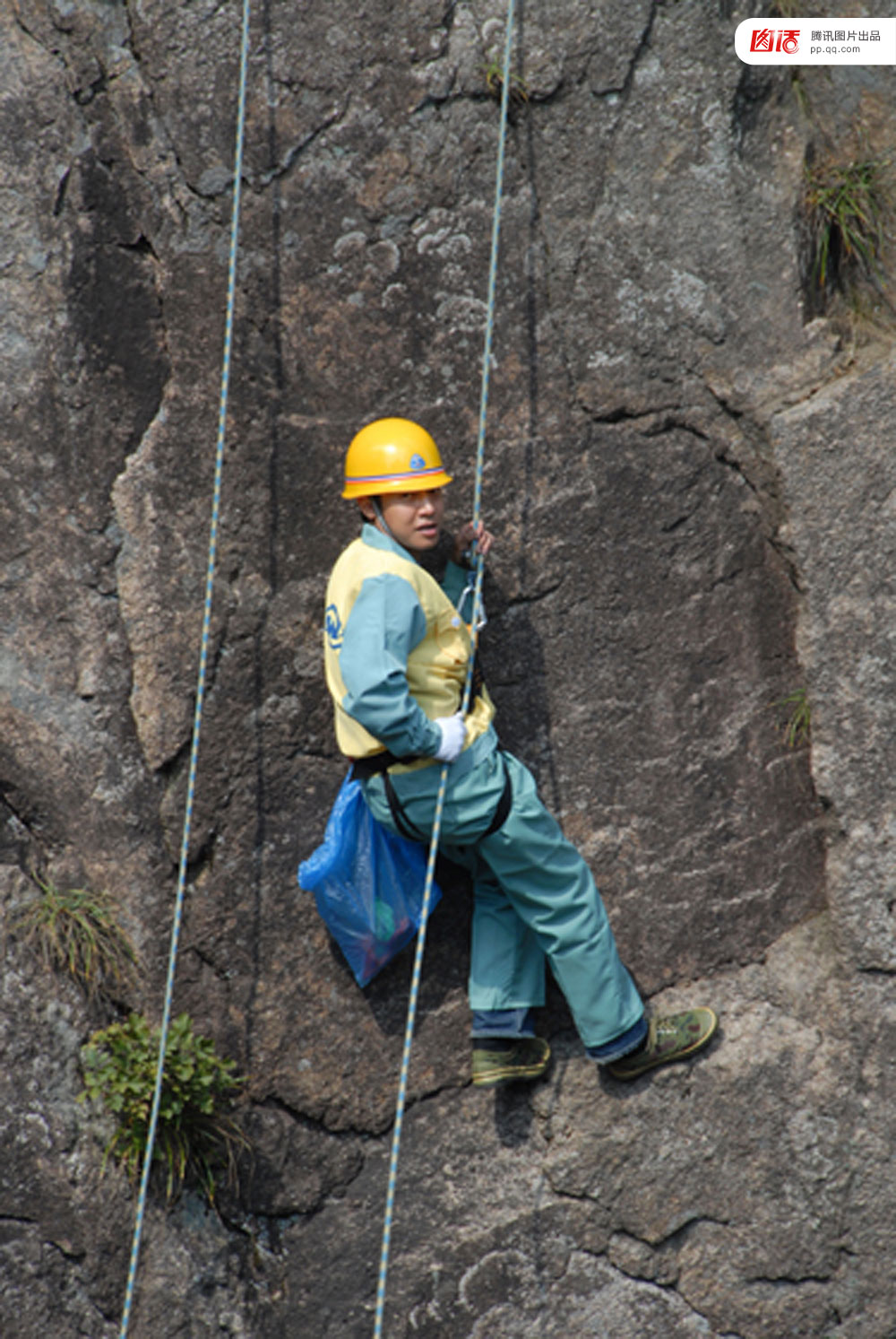 悬崖上的环卫工 大家发表下自己的意见760 / 作者:thkfh / 帖子ID:105036