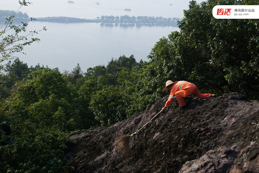 悬崖上的环卫工 大家发表下自己的意见300 / 作者:thkfh / 帖子ID:105036