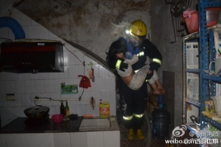 柳州市一民房起火 消防人员成功解救3名被困群众212 / 作者:恭城520小奈姐姐 / 帖子ID:105056