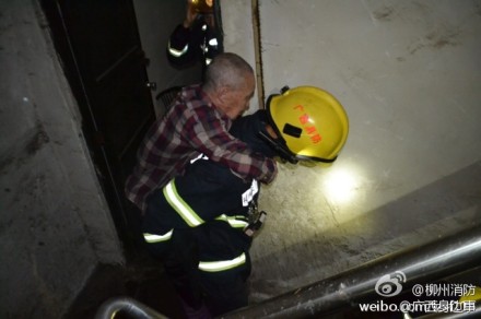 柳州市一民房起火 消防人员成功解救3名被困群众104 / 作者:恭城520小奈姐姐 / 帖子ID:105056