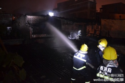 柳州市一民房起火 消防人员成功解救3名被困群众232 / 作者:恭城520小奈姐姐 / 帖子ID:105056